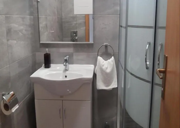 Nika-five Bedroom With Pool * 米利尼