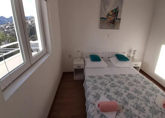 Nika-five Bedroom With Pool